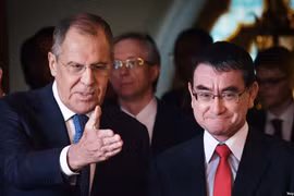 Ngoại trưởng Kono và người đồng cấp Nga Sergey Lavrov. (Nguồn: AFP)