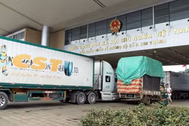 Xe container vận chuyển hàng hóa nhập khẩu tại Cửa khẩu quốc tế đường bộ số II Kim Thành, Lào Cai. (Ảnh: Quốc Khánh/TTXVN)