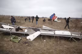 Xác máy bay MH17 của Hãng hàng không Malaysia Airlines bị bắn rơi gần làng Grabove, cách Donetsk, miền Đông Ukraine khoảng 80km, tháng 11/2014. (Nguồn: AFP/TTXVN)