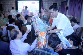 Trao quà Tết cho Việt kiều và người Campuchia gặp khó khăn. (Ảnh: Minh Hưng/Vietnam+)