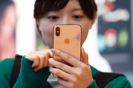 Một khách hàng xem mẫu iPhone XS tại cửa hàng Apple Store ở Tokyo, Nhật Bản. (Nguồn: Getty Images)