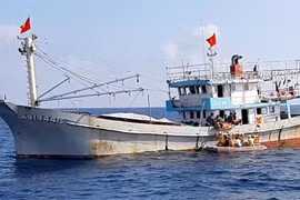 Trong ảnh: Xuồng cứu nạn tiếp cận tàu cá để đưa ngư dân gặp nạn qua tàu SAR 412 để chăm sóc y tế và di chuyển về bờ. (Ảnh: Xuân Nguyên/TTXVN)