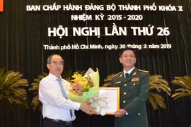 Bí thư Thành ủy TPHCM Nguyễn Thiện Nhân trao quyết định cho Đại tá Nguyễn Trường Thắng. (Nguồn: .hcmcpv.org.vn)