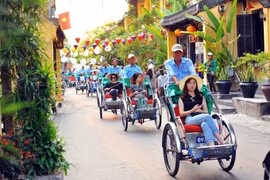 Khách du lịch trong và ngoài nước tham quan phố cổ Hội An. Ảnh minh họa. (Nguồn: TTXVN)