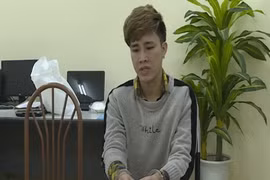 Đối tượng Phùng Xuân Hòa cùng tang vật. (Nguồn: TTXVN phát)