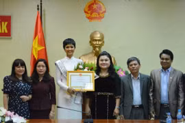 Lãnh đạo tỉnh Đắk Lắk trao bằng khen cho Top 5 Hoa hậu Hoàn vũ thế giới năm 2018 H’ Hen Niê. (Ảnh: Tuấn Anh/TTXVN)