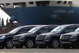 Ảnh tư liệu: Xe Mercedes Benz tại cảng container ở Bremerhaven, miền Bắc Đức. (Nguồn: AFP/TTXVN)