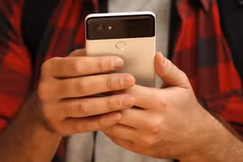 Một người đang sử dụng điện thoại Pixel 2 của Google. (Nguồn: Reuters)