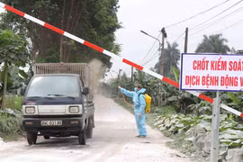 Lực lượng chức năng phường Khắc Niệm, thành phố Bắc Ninh, tỉnh Bắc Ninh phun khử trùng, tiêu độc các phương tiện ra vào địa phương. (Ảnh: Diệp Trương/TTXVN)