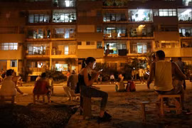 Người dân Cuba sử dụng điện thoại di động để kết nối Internet tại một điểm phát mạng không dây ở trung tâm La Habana, Cuba. (Nguồn: REUTERS)
