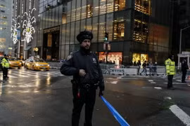 Cảnh sát Mỹ gác tại Tháp Trump ở New York. (Nguồn: AP/TTXVN)