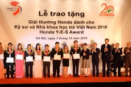 Các sinh viên xuất sắc nhất nhận giải thưởng Honda Y-E-S năm 2016. (Ảnh: Văn Xuyên/Vietnam+)