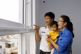 Niềm vui của một gia đình trẻ trong ngày nhận bàn giao nhà ở xã hội. (Ảnh: Hoàng Hải/TTXVN)