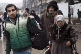 Người dân Syria sơ tán khỏi các khu vực do quân nổi dậy kiểm soát để đến các khu vực đã được quân Chính phủ giải phóng ở Aleppo. (Nguồn: AFP/TTXVN)
