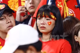Nhiều cổ động viên có mặt tại Mỹ Đình đã bật khóc. (Ảnh: Hiếu Lương/Vietnam+)