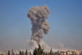 Khói bốc lên từ khu vực phía Tây Nam Aleppo. (Nguồn: AFP/TTXVN)