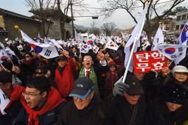 Hàng nghìn người ủng hộ bà Park Geun-hye tuần hành tại Seoul, phản đối quyết định luận tội bà. (Nguồn: AFP/TTXVN)