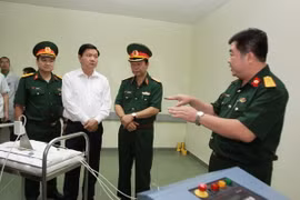 Bí thư Thành ủy Đinh La Thăng thăm các khoa điều trị kỹ thuật cao của Bệnh viện Quân y 175. (Ảnh: Phương Vy/TTXVN)