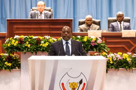 Tổng thống CHDC Congo Joseph Kabila (giữa) tại phiên họp đặc biệt của Quốc hội ở Kinshasa ngày 15/11. (Nguồn: AFP/TTXVN)