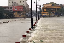 Mực nước trên sông Hương dao động ở mức 2,29m trên báo động 2 là 0,29m. (Ảnh: Quốc Việt/TTXVN)
