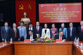 Lễ ký chương trình phối hợp công tác dân vận giữa Ban Dân vận Trung ương và Đảng đoàn Hội Nhà báo giai đoạn 2016-2021. (Ảnh: Phương Hoa/TTXVN)