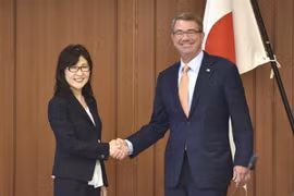 Bộ trưởng Quốc phòng Nhật Bản Tomomi Inada và người đồng cấp Mỹ Ashton Carter. (Nguồn: AP) 