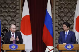Tổng thống Nga Vladimir Putin (trái) và Thủ tướng Nhật Bản Shinzo Abe (phải) trong cuộc họp báo ở Tokyo. (Nguồn: AP/TTXVN)