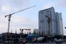 Hai cần cẩu tháp tại công trình xây dựng Chung cư và biệt thự liền kề Trường Thành 2. (Ảnh: Thanh Tùng/TTXVN)