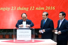 Thủ tướng Nguyễn Xuân Phúc và các Phó Thủ tướng Chính phủ ủng hộ đồng bào Nam Trung Bộ. (Ảnh: Thống Nhất/TTXVN)