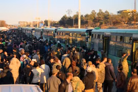 Người dân ở phía Đông Aleppo chờ sơ tán. (Nguồn: AP/TTXVN)