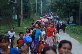 Người dân sơ tán khỏi Rakhine sau vụ tấn công tại Maungdaw. (Nguồn: AFP/TTXVN)