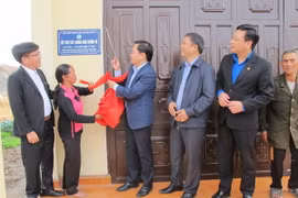 Niềm vui của gia đình chiến sỹ Hoàng Văn Quý đón nhận ngôi nhà mới. (Ảnh: Ninh Đức Phương/TTXVN)