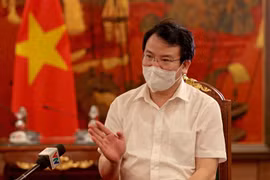 Thứ trưởng Bộ Kế hoạch và Đầu tư Trần Quốc Phương trao đổi với báo chí. (Ảnh: MPI)