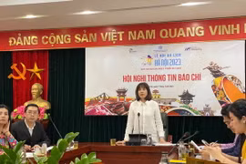 Lãnh đạo Trung tâm Xúc tiến Đầu tư, Thương mại, Du lịch Hà Nội thông tin về Lễ hội. (Ảnh: TTXVN phát)
