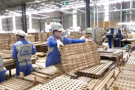 Sản phẩm đồ gỗ xuất khẩu sang Thụy Sỹ tại nhà máy của Công ty Cổ phần Woodsland Tuyên Quang. (Ảnh: TTXVN)