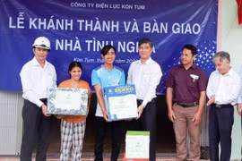 Công ty Điện lực Kon Tum trao nhà tình nghĩa cho gia đình ông A Mẫn. (Ảnh: TTXVN phát)