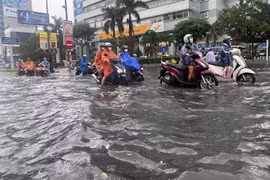 Đà Nẵng: Mưa lớn khiến nhiều đường bị ngập, gây ách tắc giao thông