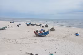 Các thuyền đánh bắt hải sản bị lật. (Nguồn: báo Sài Gòn giải phóng)