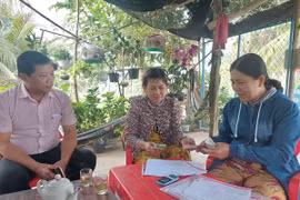 Cán bộ Ngân hàng chính sách xã hội chi nhánh huyện Mỏ Cày Bắc, tỉnh Bến Tre, phối hợp các đoàn thể tạo điều kiện cho các học sinh, sinh viên có hoàn cảnh khó khăn vay vốn trang trải chi phí học tập... (Ảnh: Chương Đài/TTXVN)