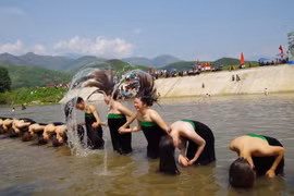 [Photo] Độc đáo Lễ hội gội đầu, té nước của người Thái trắng Lai Châu 