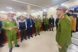 Cơ quan Cảnh sát điều tra Công an tỉnh Nghệ An thi hành Lệnh khám xét tại Trung tâm đăng kiểm xe cơ giới tỉnh. (Nguồn: Báo Nghệ An)