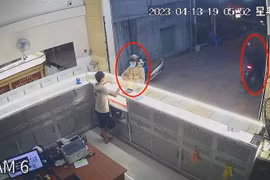 Trong khi một nam thanh niên đang xem vàng, một nam thanh niên đã nổ máy xe đợi sẵn bên ngoài. (Ảnh: Cắt từ camera)