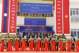 Cắt băng khánh thành Bệnh viện Hữu nghị Lào-Việt Nam tỉnh Xiengkhouang. (Ảnh: Phạm Kiên/TTXVN)