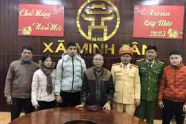 Cụ ông Tô Văn Lục được Cảnh sát giao thông giúp đỡ đưa về nhà trong tới 29 Tết. (Nguồn: báo Giao thông)