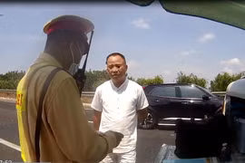 Lực lượng Cảnh sát Giao thông kiểm tra giấy tờ của người vi phạm. (Nguồn: Báo Chính phủ)