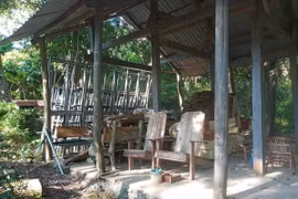 Lán trại xây dựng trái phép trên bán đảo Sơn Trà được cơ quan chức năng yêu cầu tháo dỡ. (Ảnh: TTXVN phát)