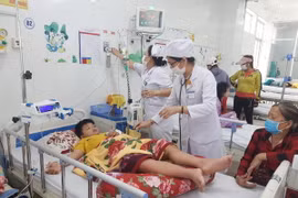 Các bệnh nhi đang được điều trị tại Khoa Nhi, Bệnh viện đa khoa tỉnh Bạc Liêu. (Ảnh: Chanh Đa/TTXVN)