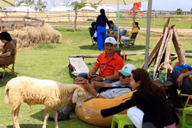 Khách du lịch trải nghiệm dịch vụ tại khu du lịch sinh thái Mian Farm, xã Hòa Thắng, huyện Bắc Bình, Bình Thuận. (Ảnh: Hồng Đạt/TTXVN)