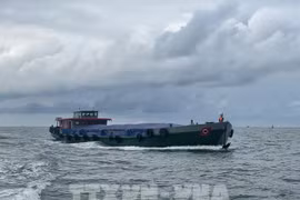 Lực lượng chức năng của Hải đoàn 32-Bộ Tư lệnh Vùng Cảnh sát biển 3 phát hiện tàu mang số hiệu LA-05058 tại vùng biển cách phía Nam-Đông Nam Côn Đảo khoảng 90 hải lý có dấu hiệu nghi vấn, yêu cầu dừng phương tiện, tiến hành kiểm tra hàng hóa. (Ảnh: TTXVN 