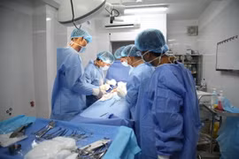 Quân y đảo Trường Sa phẫu thuật cấp cứu ngư dân viêm ruột thừa cấp. (Ảnh: TTXVN phát)